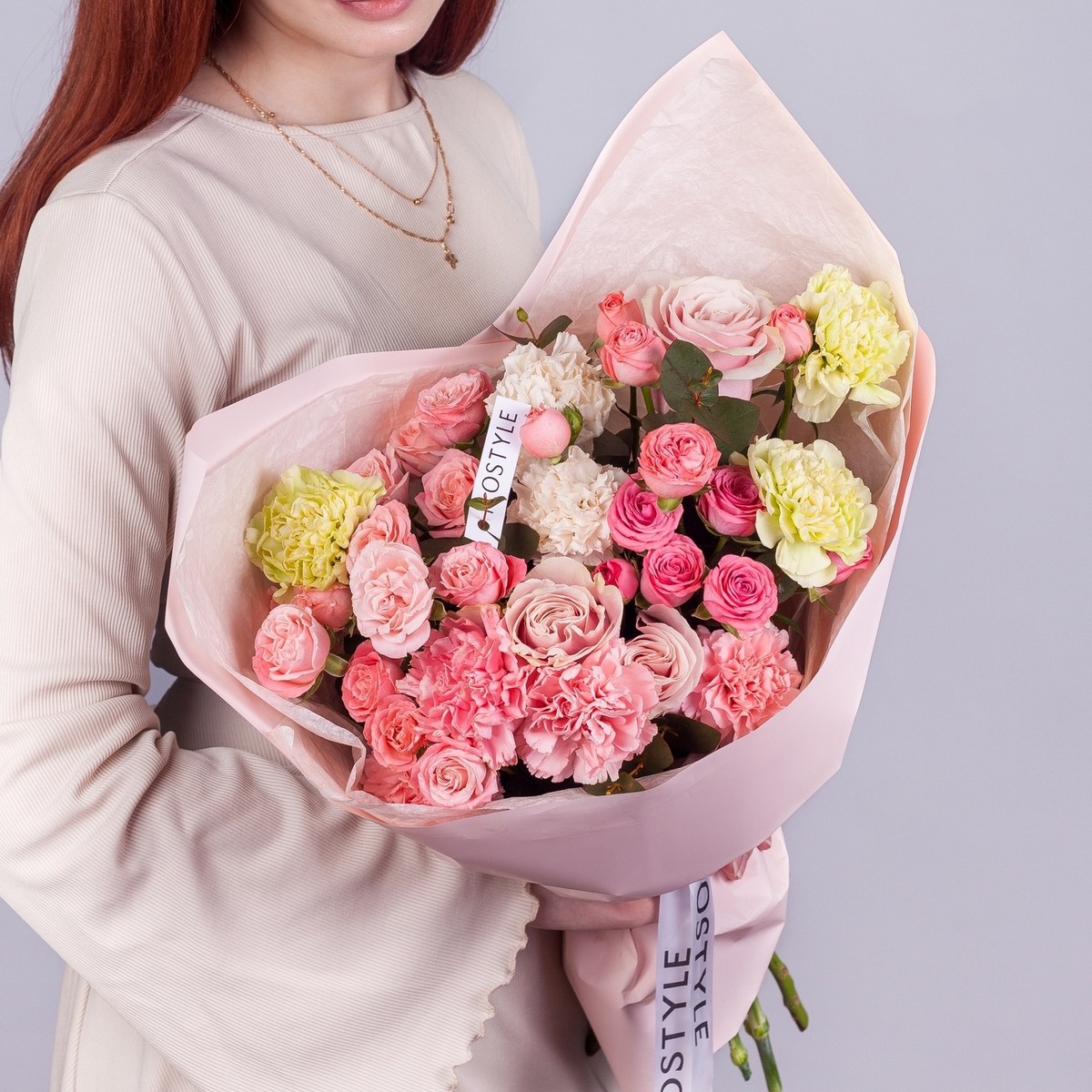 Сборный букет из кустовых роз